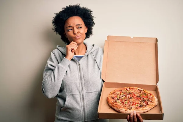 Junge Afroamerikanische Afro Frau Mit Lockigem Haar Hält Lieferbox Mit — Stockfoto