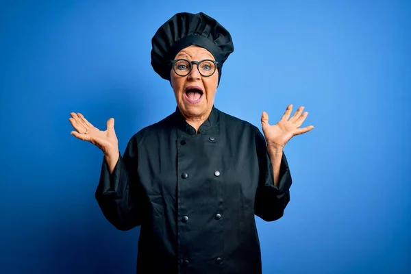 Senior Hermosa Mujer Chef Pelo Gris Con Uniforme Cocina Sombrero —  Fotos de Stock