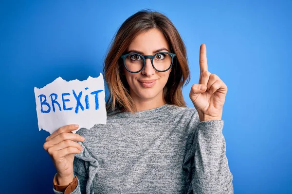 Fiatal Gyönyörű Barna Kezében Papír Brexit Üzenet Felett Kék Háttér — Stock Fotó