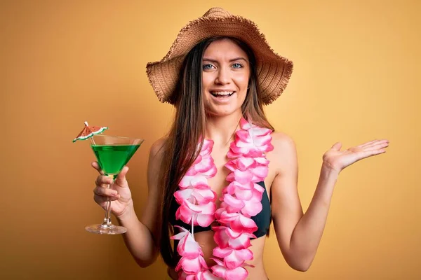 ビキニとハワイのレイドリンクカクテルを身に着けて休暇に青い目の美しい女性は非常に幸せと興奮し 勝者の式は大きな笑顔で叫んで勝利を祝うと手を上げ — ストック写真