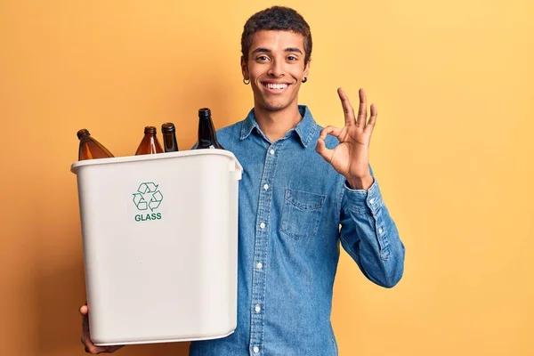 Joven Amerciense Africato Que Retiene Canasta Reciclaje Con Vidrio Que — Foto de Stock