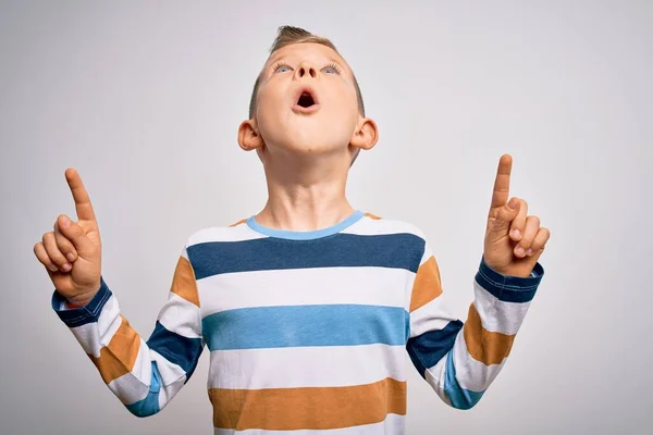 Jeune Enfant Caucasien Aux Yeux Bleus Portant Une Chemise Rayée — Photo