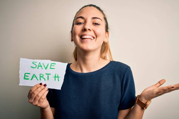 Jovem Bela Mulher Segurando Papel Pedindo Salvar Terra Conservação Meio — Fotografia de Stock
