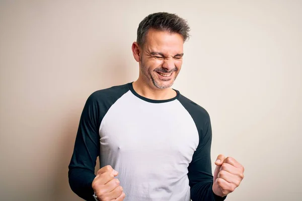 Ung Stilig Man Bär Casual Shirt Stående Över Isolerad Vit — Stockfoto
