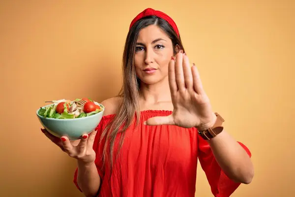 Ung Vacker Brunett Kvinna Äter Hälsosam Sallad Över Isolerad Gul — Stockfoto