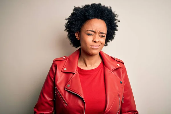 Ung Vacker Afroamerikansk Afro Kvinna Med Lockigt Hår Bär Casual — Stockfoto