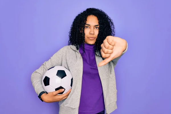 Afro Amerikalı Kıvırcık Kadın Futbol Oynarken Mor Arka Planda Futbol — Stok fotoğraf