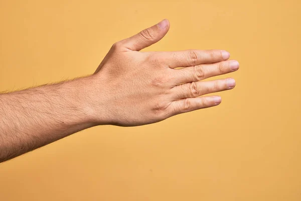 Mano Joven Caucásico Mostrando Los Dedos Sobre Fondo Amarillo Aislado — Foto de Stock