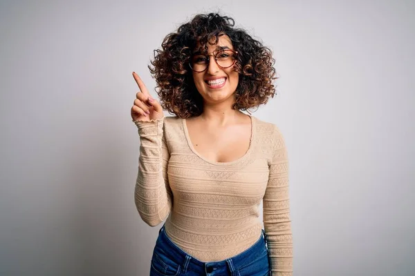 Joven Hermosa Mujer Árabe Rizado Con Camiseta Casual Gafas Sobre — Foto de Stock