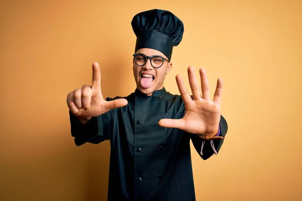 Joven Chef Brasileño Con Uniforme Cocina Sombrero Sobre Fondo Amarillo —  Fotos de Stock