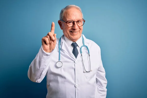 Kıdemli Gri Saçlı Doktor Steteskop Mavi Arka Planda Tıbbi Ceket — Stok fotoğraf