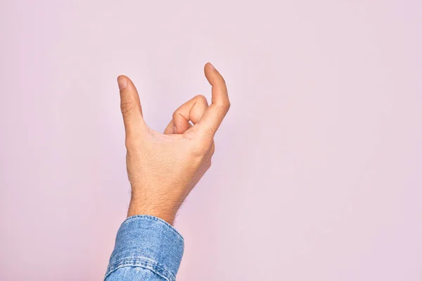 Hand Van Kaukasische Jongeman Met Vingers Geïsoleerde Roze Achtergrond Plukken — Stockfoto