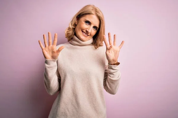 Mulher Loira Bonita Meia Idade Vestindo Camisola Gola Alta Casual — Fotografia de Stock