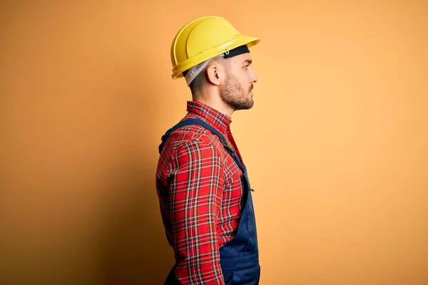 Mladý Stavitel Muž Sobě Stavební Uniformu Bezpečnostní Přilbu Přes Žluté — Stock fotografie