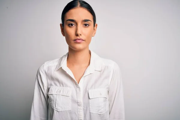 Jovem Bela Mulher Morena Vestindo Camisa Casual Sobre Fundo Branco — Fotografia de Stock