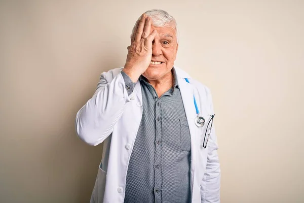 Starszy Przystojny Hoary Lekarz Człowiek Noszenie Płaszcz Stetoskop Białym Tle — Zdjęcie stockowe