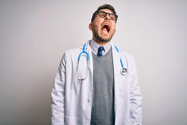 Joven Doctor Hombre Con Ojos Azules Usando Abrigo Médico Estetoscopio — Foto de Stock