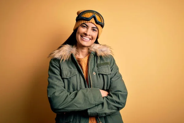 Joven Mujer Hispana Hermosa Con Gafas Esquí Abrigo Para Clima —  Fotos de Stock