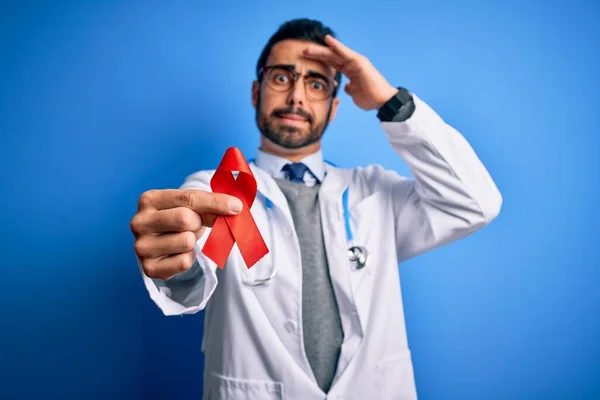 Homem Médico Bonito Jovem Com Barba Vestindo Estetoscópio Segurando Fita — Fotografia de Stock