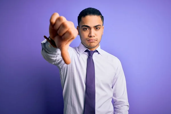 Młody Brazylijski Biznesmen Ubrany Elegancki Krawat Stojący Nad Odizolowanym Fioletowym — Zdjęcie stockowe
