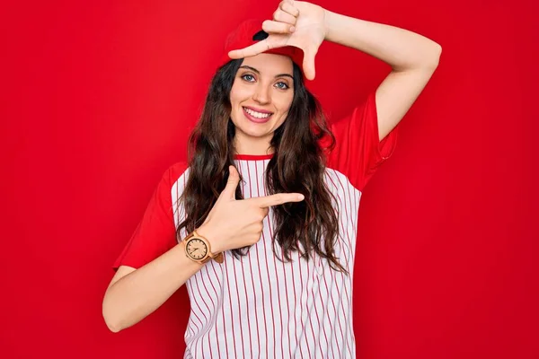 Beautiful Woman Blue Eyes Wearing Baseball Sportswear Cap Red Background — Stock Photo, Image