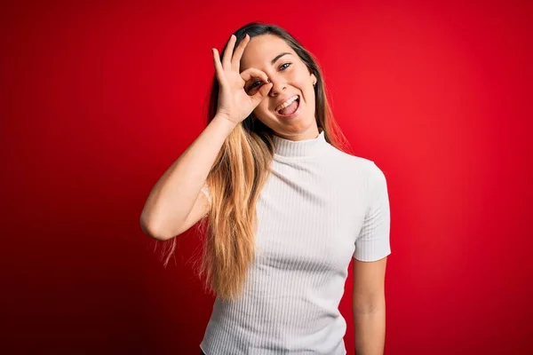 Hermosa Mujer Rubia Con Ojos Azules Que Lleva Una Camiseta —  Fotos de Stock