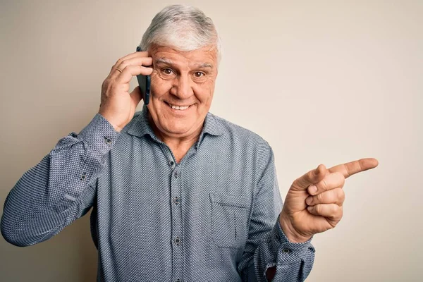 Anziano Hoary Uomo Avendo Conversazione Sullo Smartphone Sfondo Bianco Molto — Foto Stock