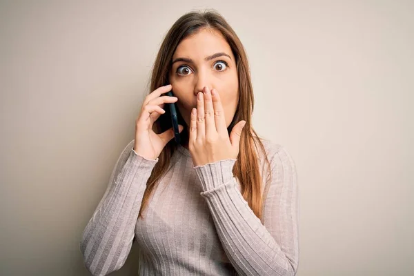 Mujer Joven Teniendo Una Conversación Hablando Teléfono Inteligente Sobre Aislado —  Fotos de Stock