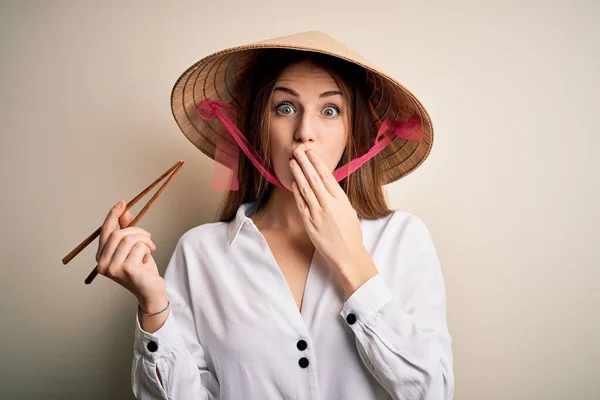 Joven Hermosa Pelirroja Vistiendo Asiático Tradicional Sombrero Sosteniendo Palillos Madera — Foto de Stock