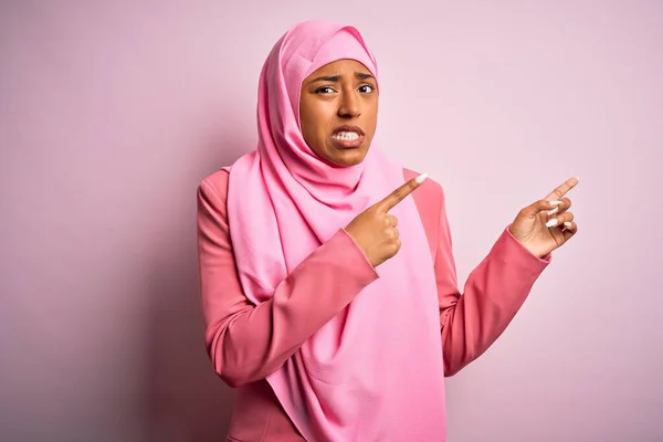 Ung Afroamerikansk Afro Kvinna Bär Muslim Hijab Över Isolerade Rosa — Stockfoto