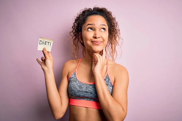 Hermosa Deportista Con Pelo Rizado Haciendo Deporte Usando Ropa Deportiva — Foto de Stock