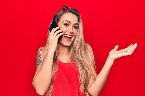 Güzel Sarışın Kadın Kırmızı Arka Planda Akıllı Telefondan Konuşuyor Başarıyı — Stok fotoğraf