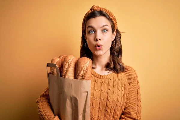 Jong Blond Meisje Houden Supermarkt Papieren Zak Vol Vers Brood — Stockfoto