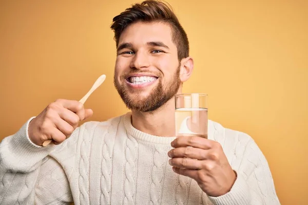 Jeune Homme Caucasien Beau Brossant Ses Dents Aide Une Brosse — Photo
