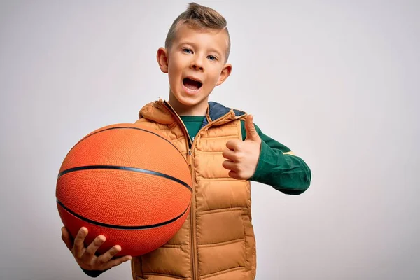 Jong Klein Kaukasisch Sport Kind Basketbal Houden Oranje Bal Geïsoleerde — Stockfoto