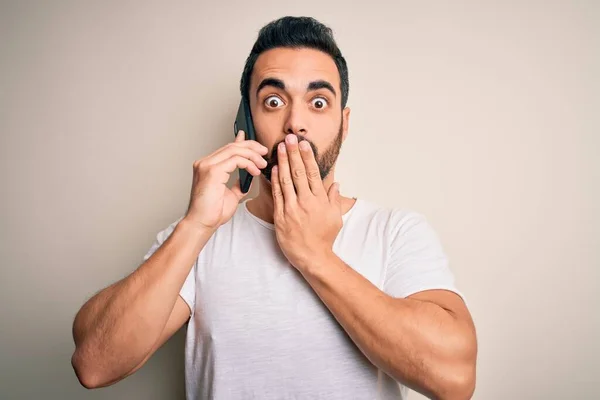 Joven Hombre Guapo Con Barba Conversando Hablando Smartphone Tapar Boca —  Fotos de Stock