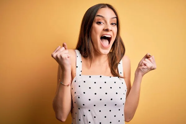 Jovem Bela Mulher Morena Vestindo Vestido Casual Sobre Fundo Amarelo — Fotografia de Stock