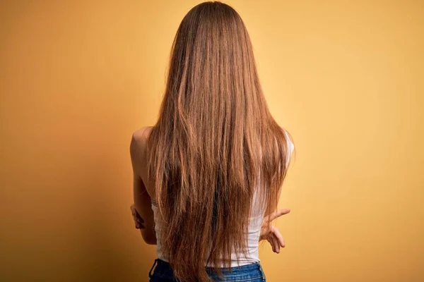 Jonge Mooie Roodharige Vrouw Draagt Casual Shirt Geïsoleerde Gele Achtergrond — Stockfoto