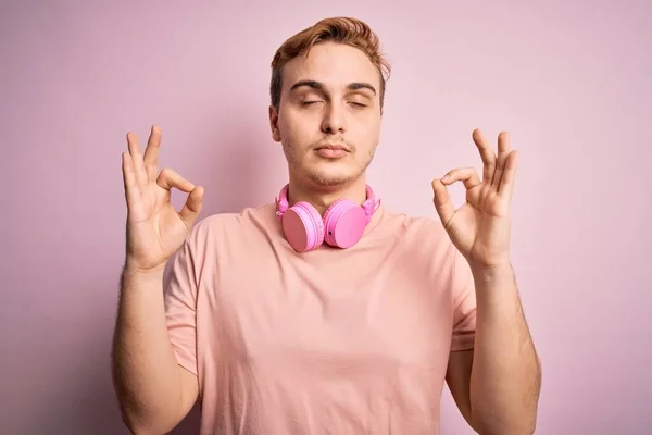 Homem Ruivo Bonito Jovem Ouvindo Música Usando Fones Ouvido Sobre — Fotografia de Stock