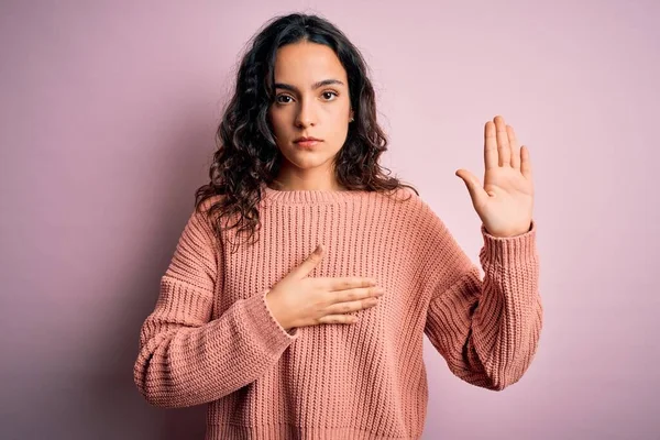 Jonge Mooie Vrouw Met Krullend Haar Dragen Casual Trui Geïsoleerde — Stockfoto