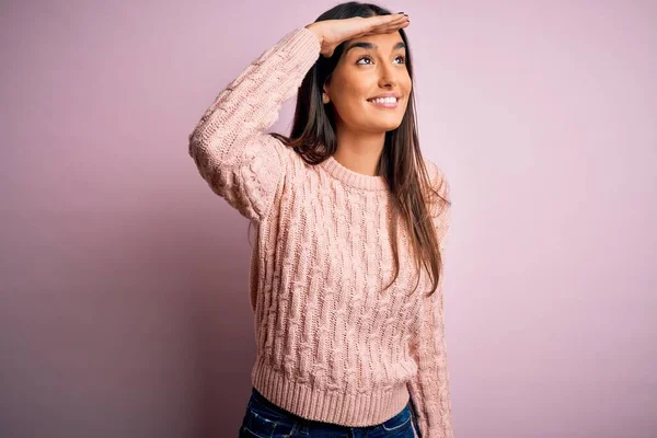 Jonge Mooie Brunette Vrouw Dragen Casual Trui Geïsoleerde Roze Achtergrond — Stockfoto