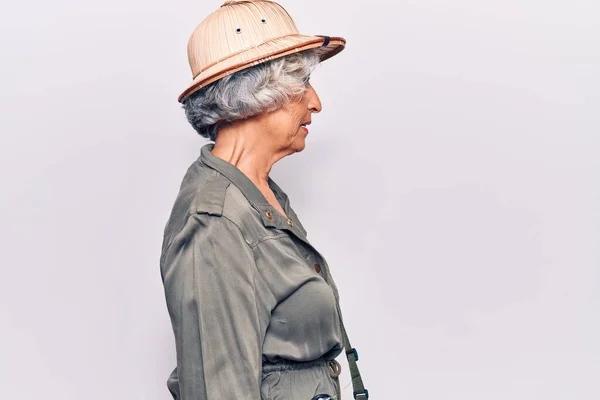 Senior Donna Dai Capelli Grigi Indossa Cappello Explorer Cercando Lato — Foto Stock