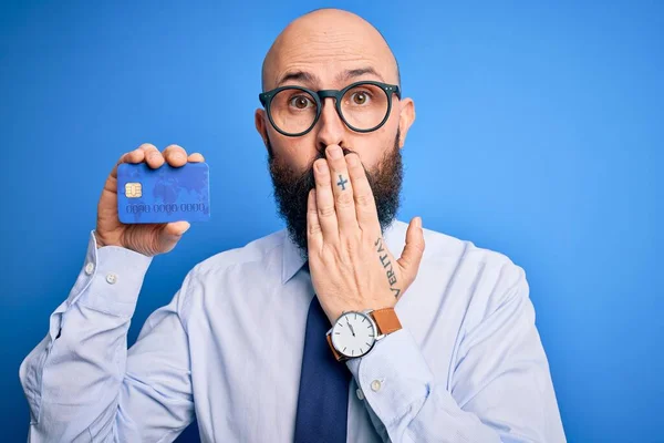 Snygg Skallig Affärsman Med Skägg Innehav Kreditkort Över Isolerad Blå — Stockfoto