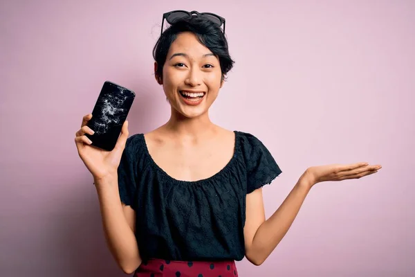 Joven Hermosa Mujer China Sosteniendo Teléfono Inteligente Roto Mostrando Pantalla — Foto de Stock