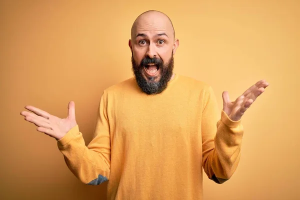 Bello Uomo Calvo Con Barba Indossa Maglione Casual Piedi Sfondo — Foto Stock