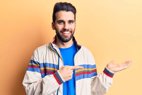 Jovem Bonito Homem Com Barba Vestindo Casaco Casual Espantado Sorrindo — Fotografia de Stock