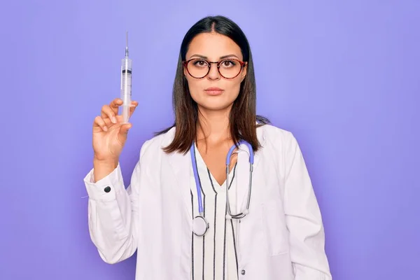 Junge Schöne Brünette Ärztin Trägt Stethoskop Mit Spritze Impfdenken Haltung — Stockfoto