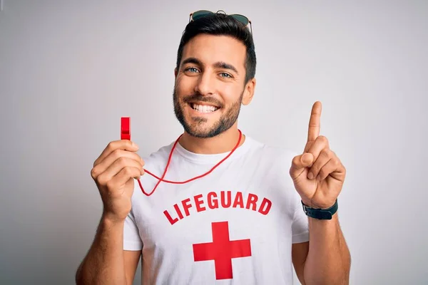 Junger Bademeister Mit Bart Shirt Mit Rotem Kreuz Und Sonnenbrille — Stockfoto