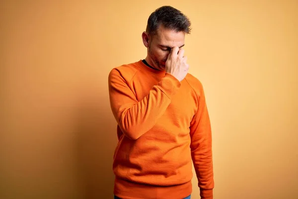 Giovane Bell Uomo Che Indossa Maglione Casual Arancione Piedi Sopra — Foto Stock