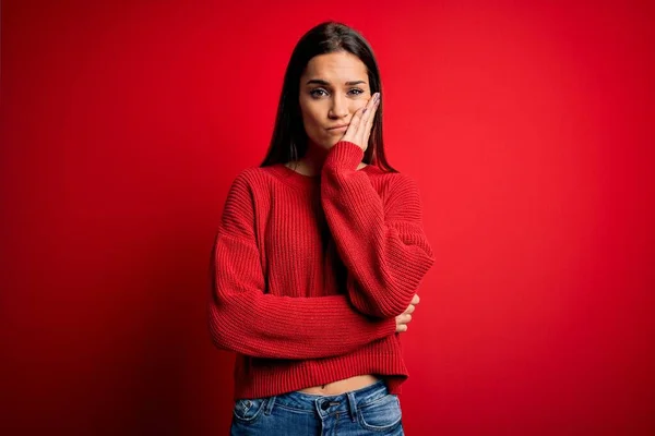 Linda Jovem Morena Vestindo Camisola Casual Sobre Fundo Isolado Vermelho — Fotografia de Stock